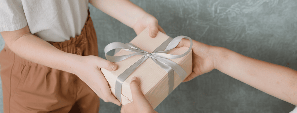 Qual a diferença estratégica entre um brinde e um presente personalizado? - LeBlank Corporativo