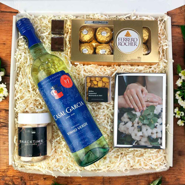 Kit Presente Vinho Casal Garcia com Porta Retrato e Foto