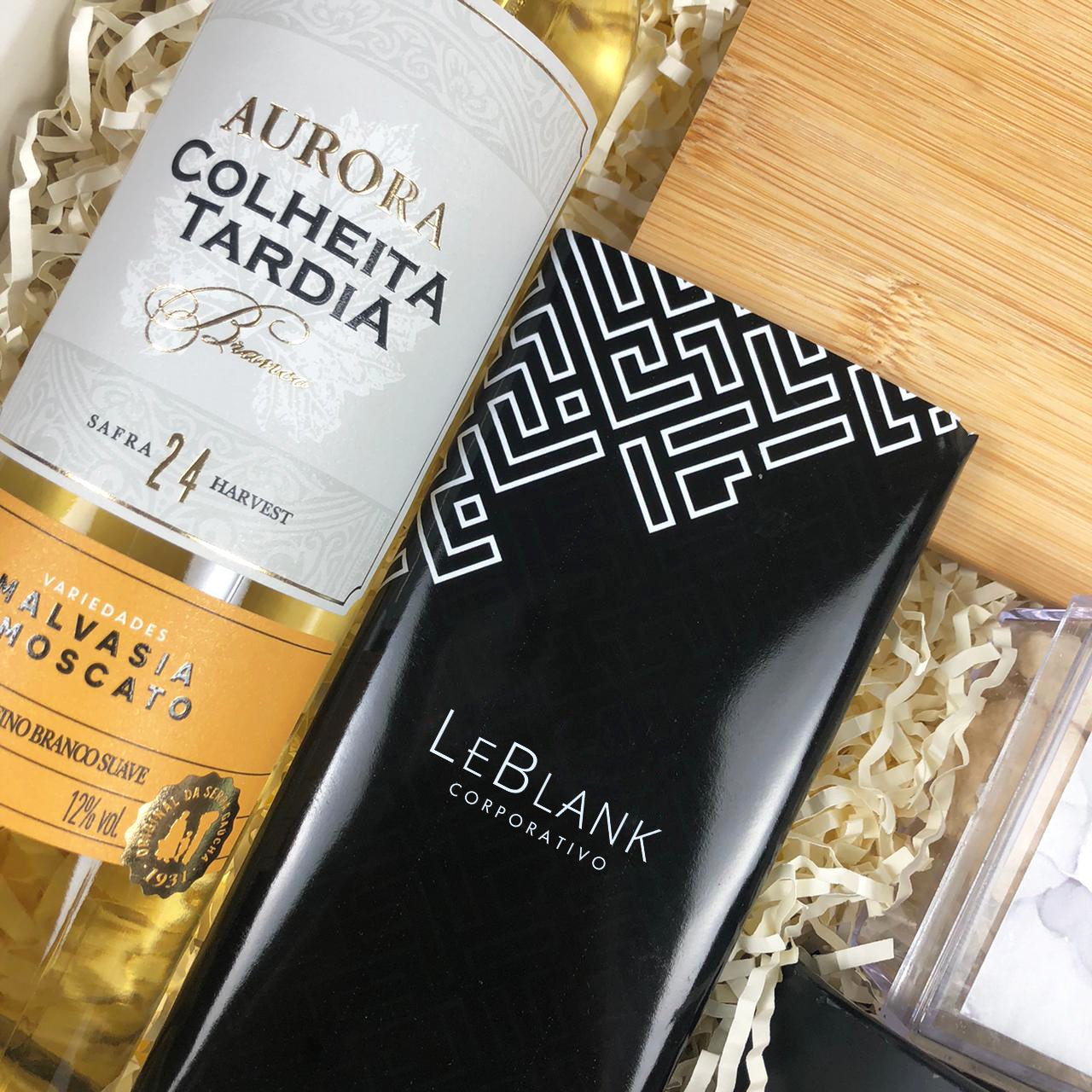 Foto do Kit Presente Corporativo Vinho Branco e Chocolate